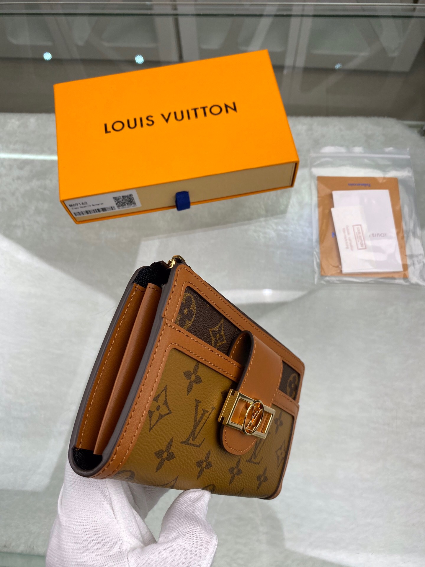l**is V*t*n wallet