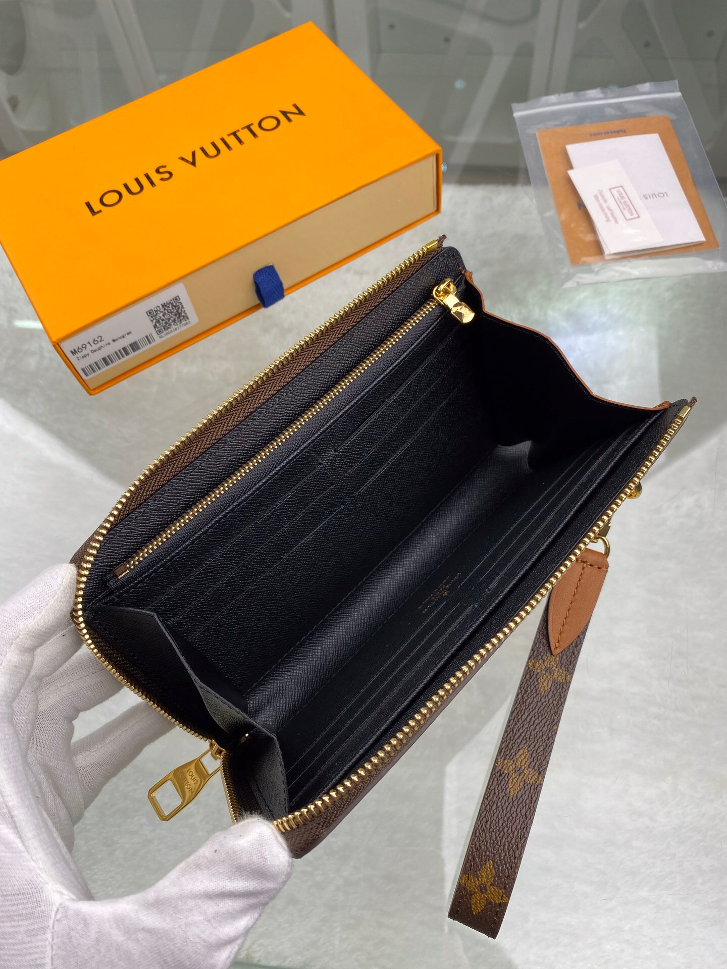 l**is V*t*n wallet