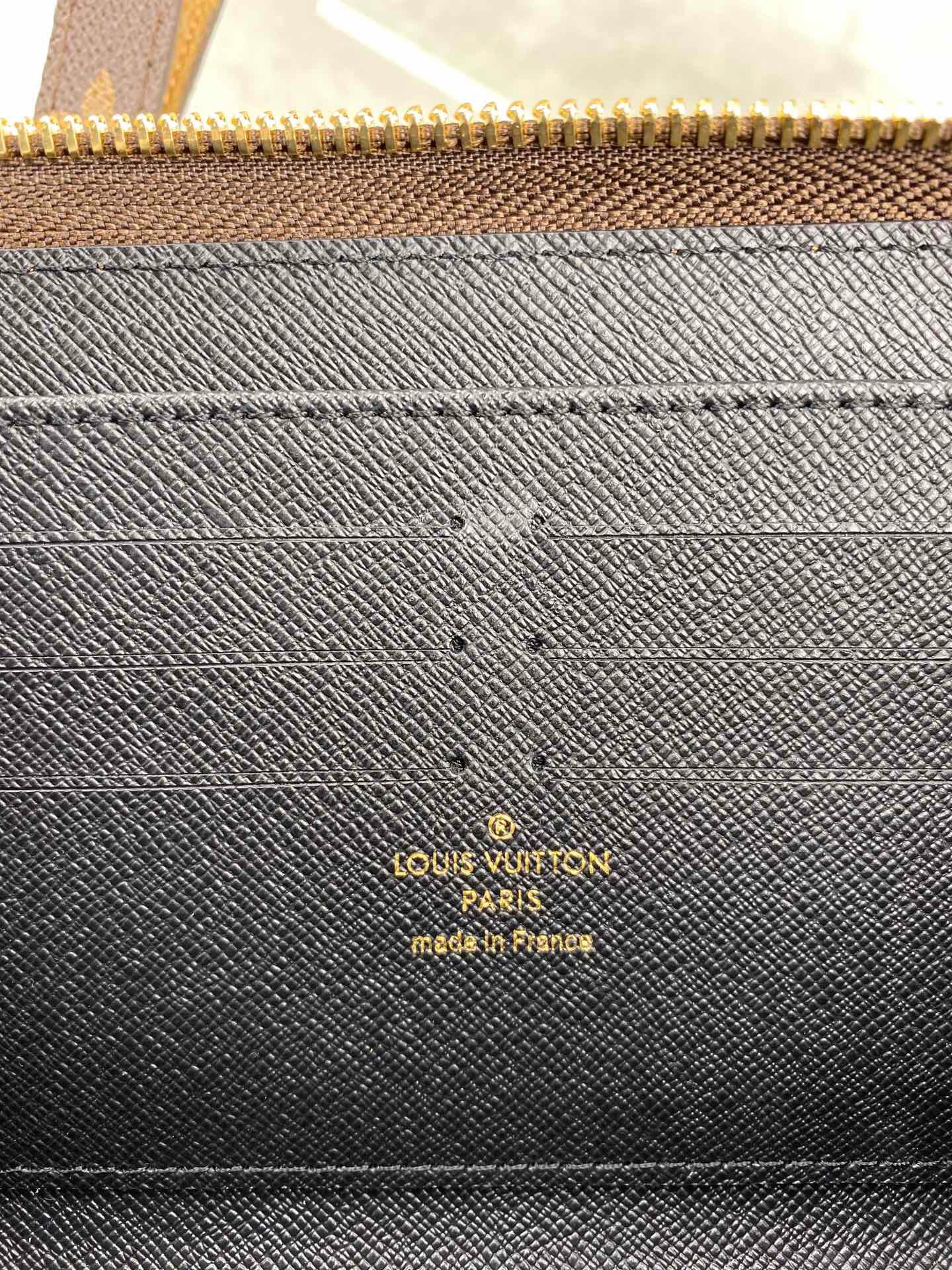 l**is V*t*n wallet