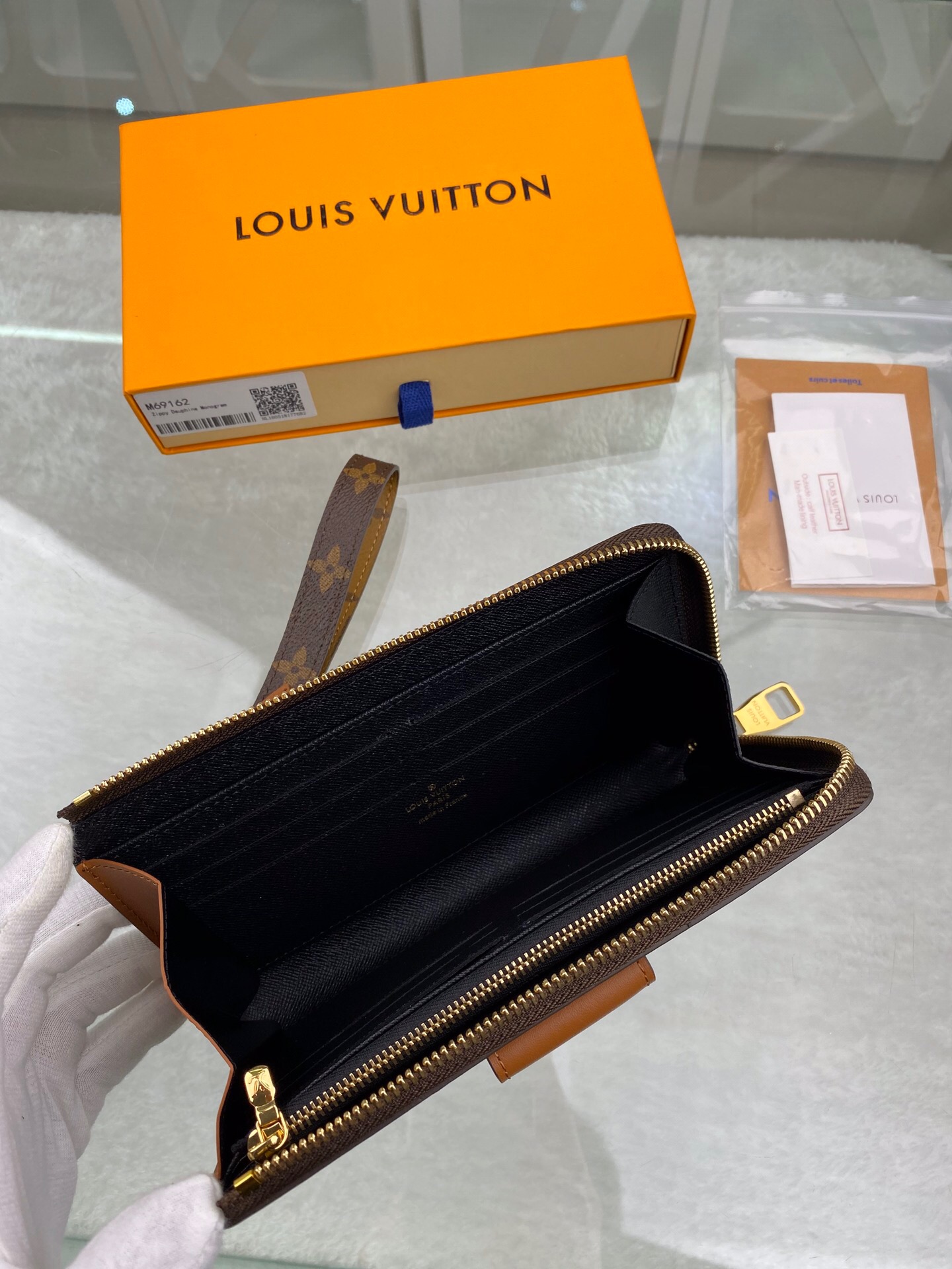 l**is V*t*n wallet