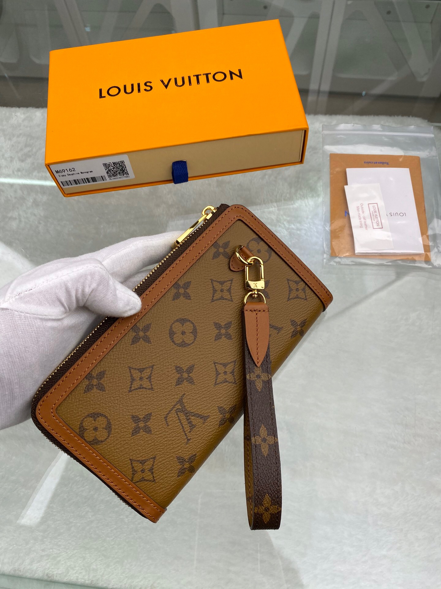 l**is V*t*n wallet