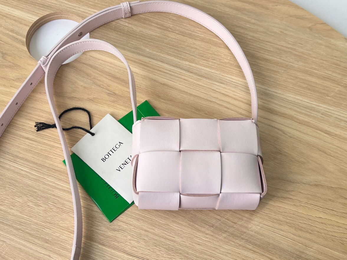 bo*te*ga Ve*ne*ta cassette mini