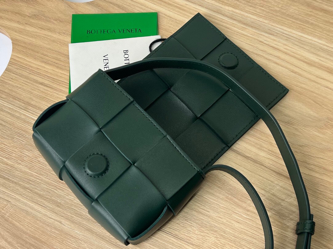 bo*te*ga Ve*ne*ta cassette mini