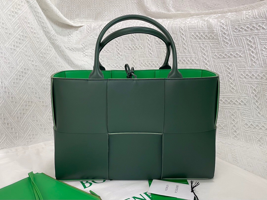 bo*te*ga Ve*ne*ta bv medium arco tote bag
