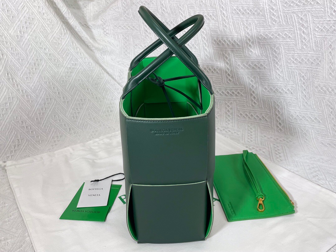 bo*te*ga Ve*ne*ta bv medium arco tote bag