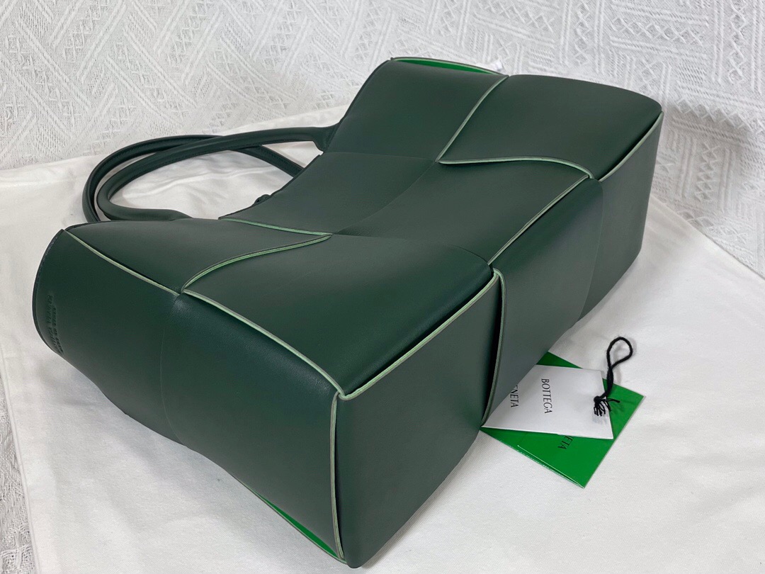 bo*te*ga Ve*ne*ta bv medium arco tote bag