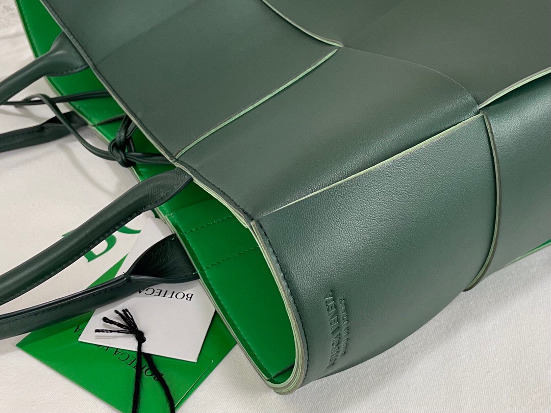 bo*te*ga Ve*ne*ta bv medium arco tote bag