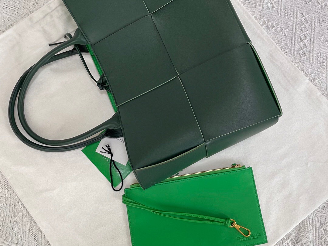 bo*te*ga Ve*ne*ta bv medium arco tote bag