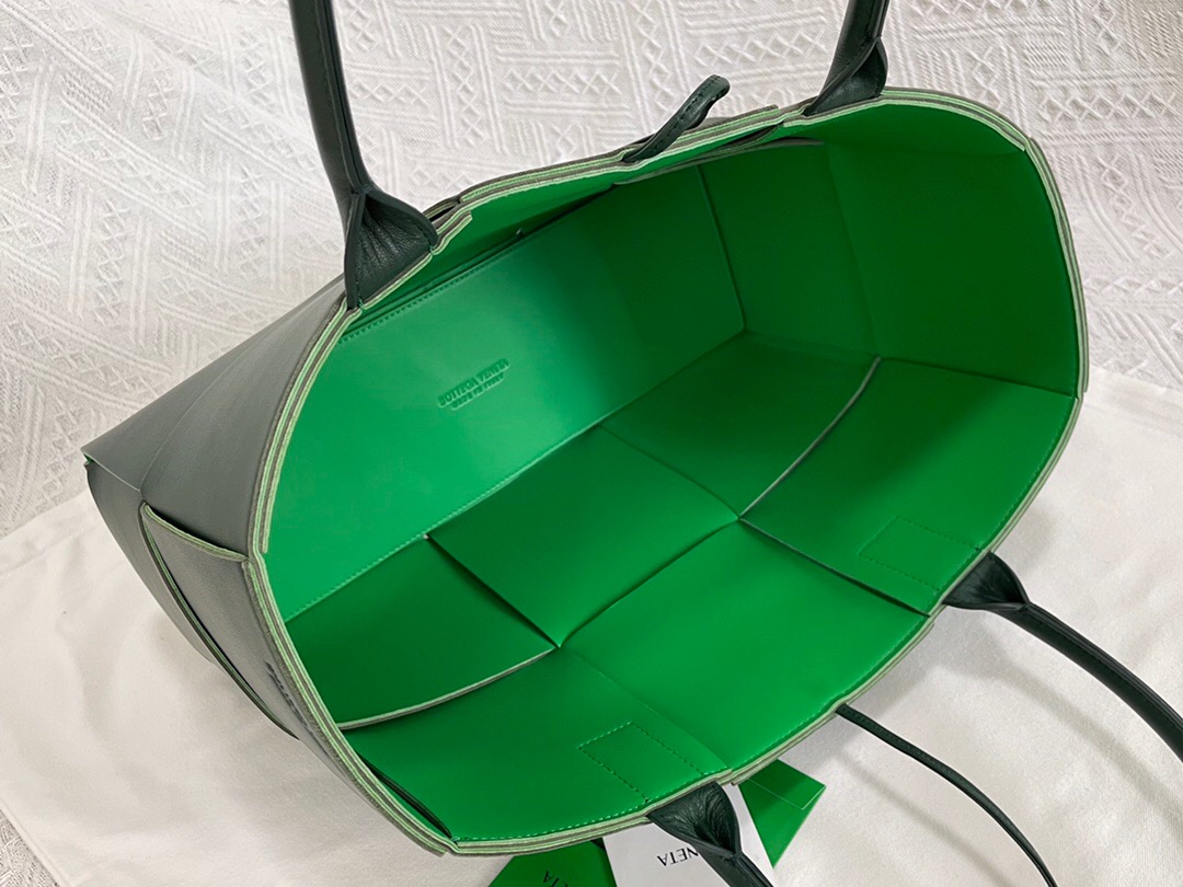 bo*te*ga Ve*ne*ta bv medium arco tote bag