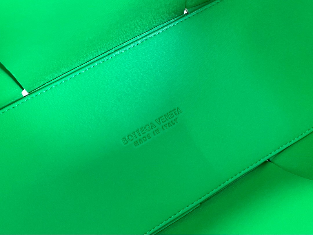 bo*te*ga Ve*ne*ta bv medium arco tote bag
