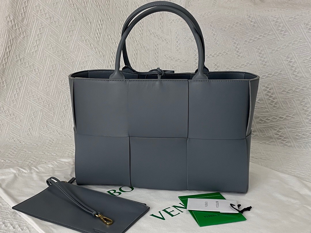 bo*te*ga Ve*ne*ta bv medium arco tote bag