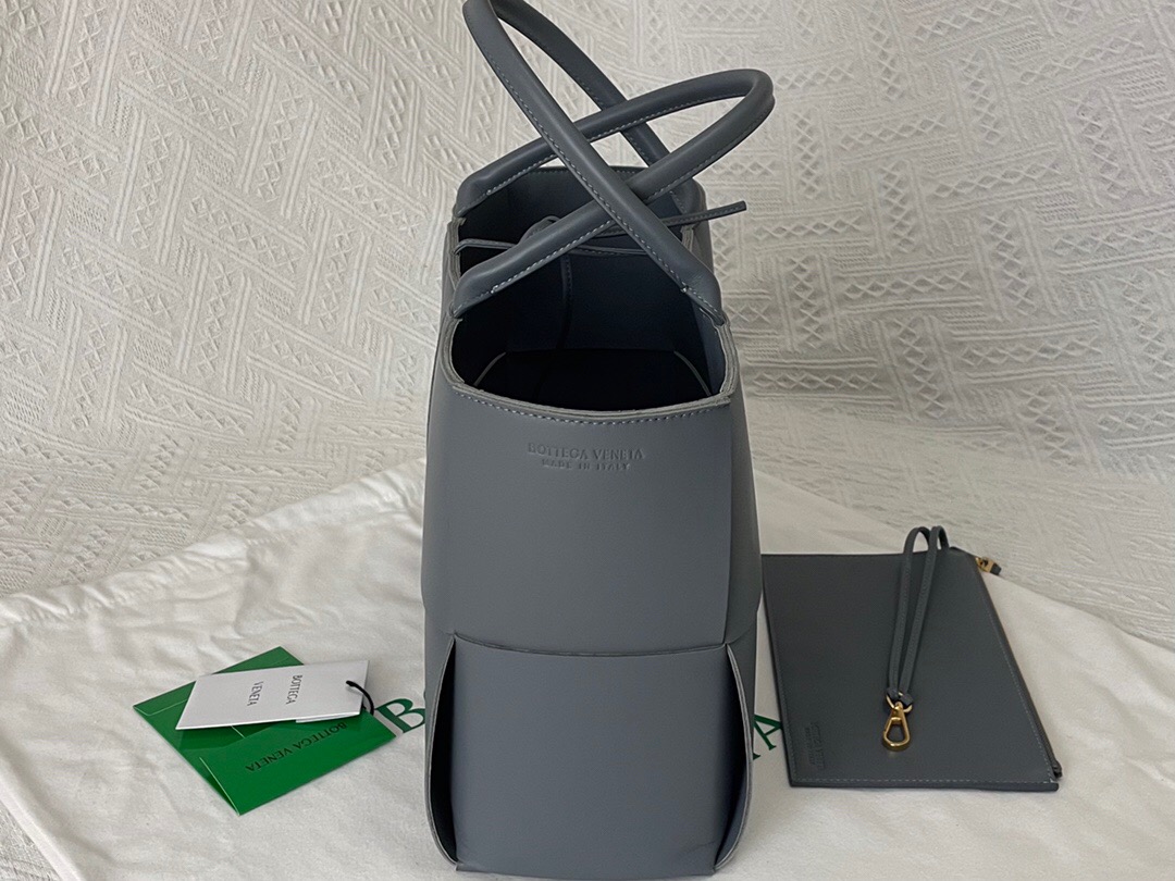 bo*te*ga Ve*ne*ta bv medium arco tote bag