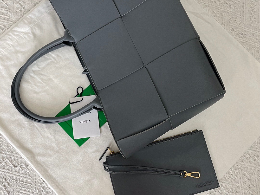 bo*te*ga Ve*ne*ta bv medium arco tote bag