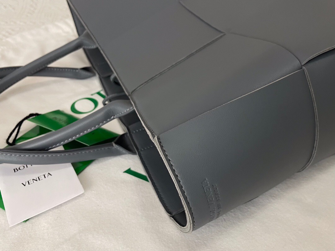 bo*te*ga Ve*ne*ta bv medium arco tote bag