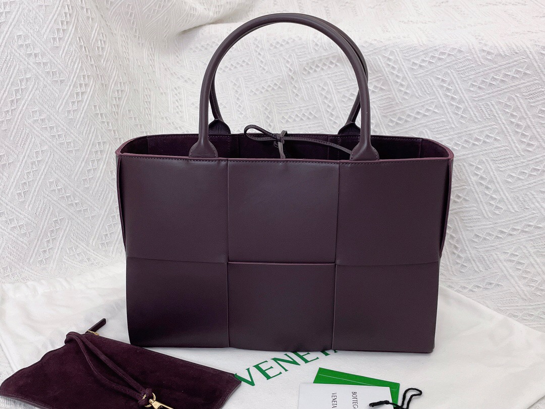 bo*te*ga Ve*ne*ta bv medium arco tote bag