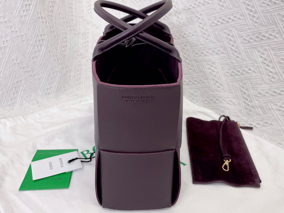 bo*te*ga Ve*ne*ta bv medium arco tote bag