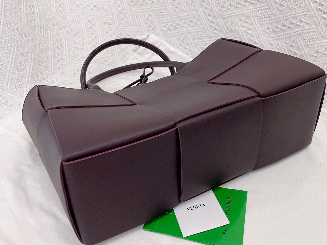 bo*te*ga Ve*ne*ta bv medium arco tote bag