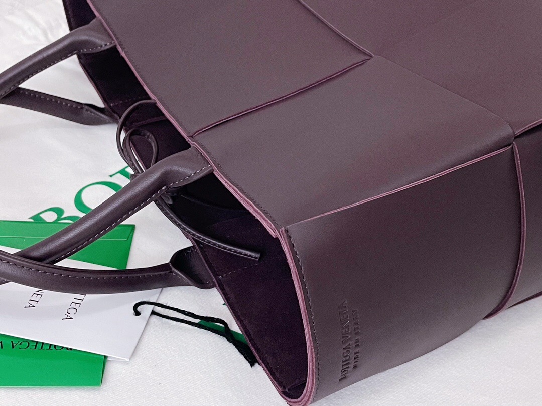bo*te*ga Ve*ne*ta bv medium arco tote bag