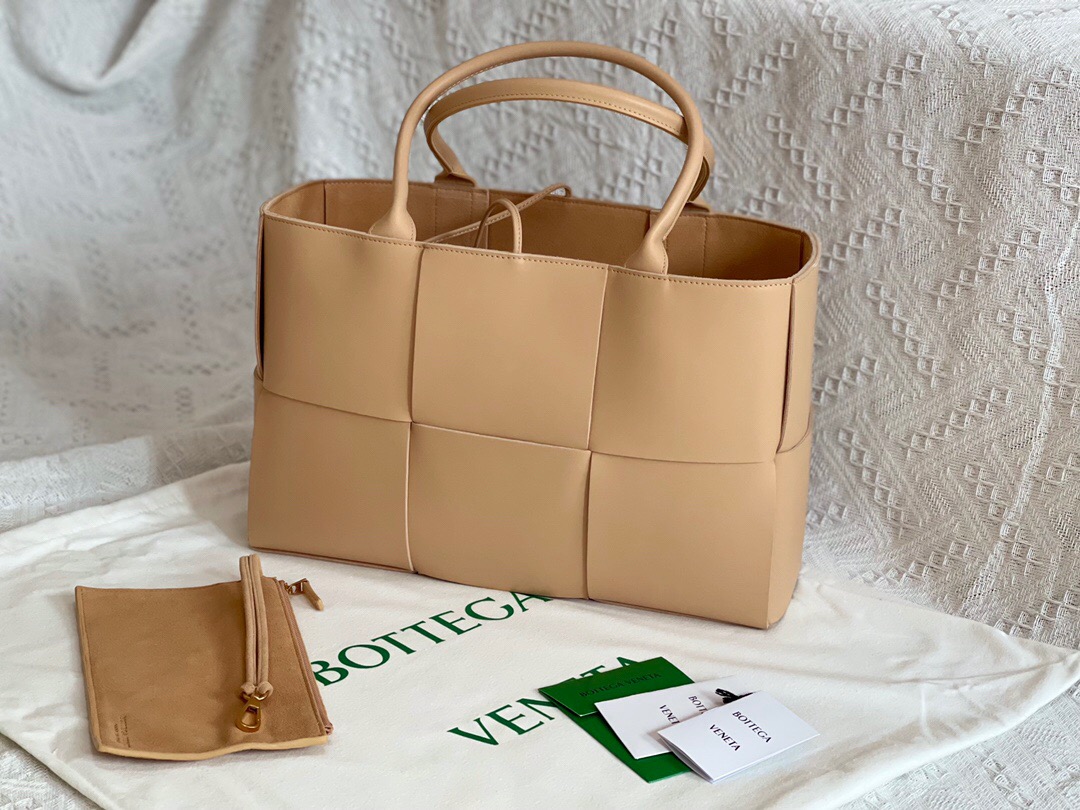 bo*te*ga Ve*ne*ta bv medium arco tote bag