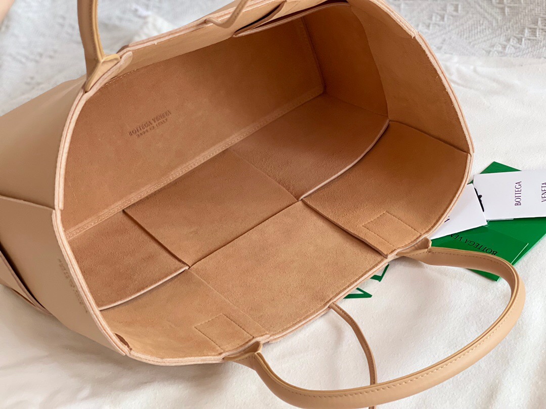 bo*te*ga Ve*ne*ta bv medium arco tote bag