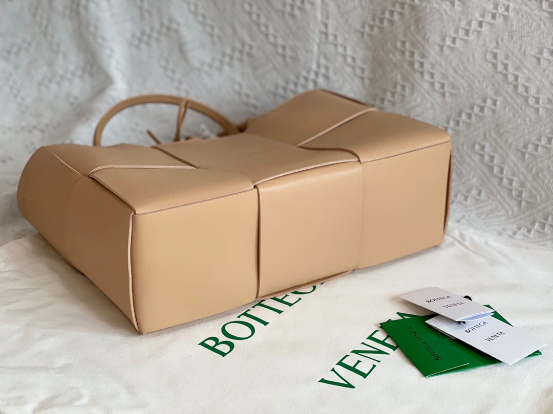 bo*te*ga Ve*ne*ta bv medium arco tote bag