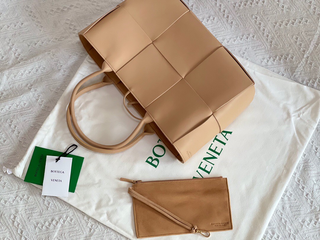 bo*te*ga Ve*ne*ta bv medium arco tote bag