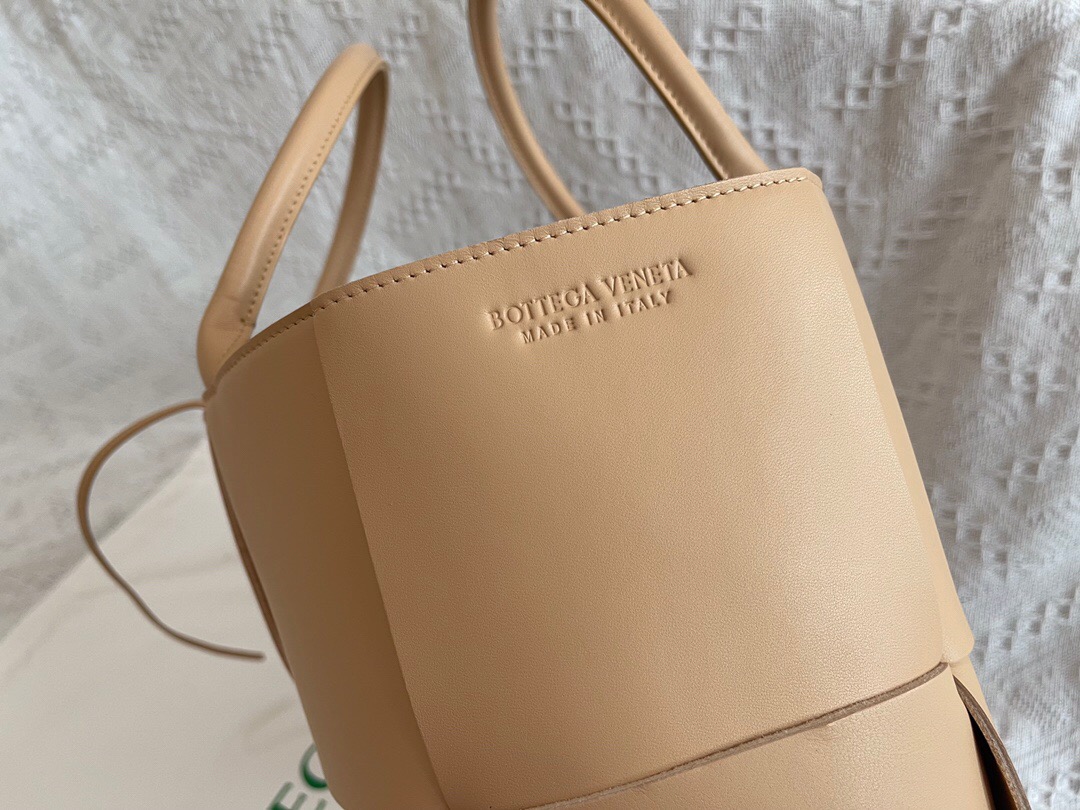 bo*te*ga Ve*ne*ta bv medium arco tote bag