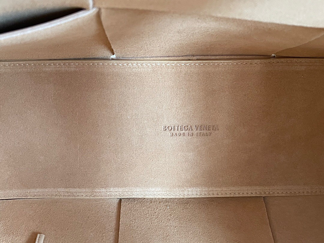 bo*te*ga Ve*ne*ta bv medium arco tote bag
