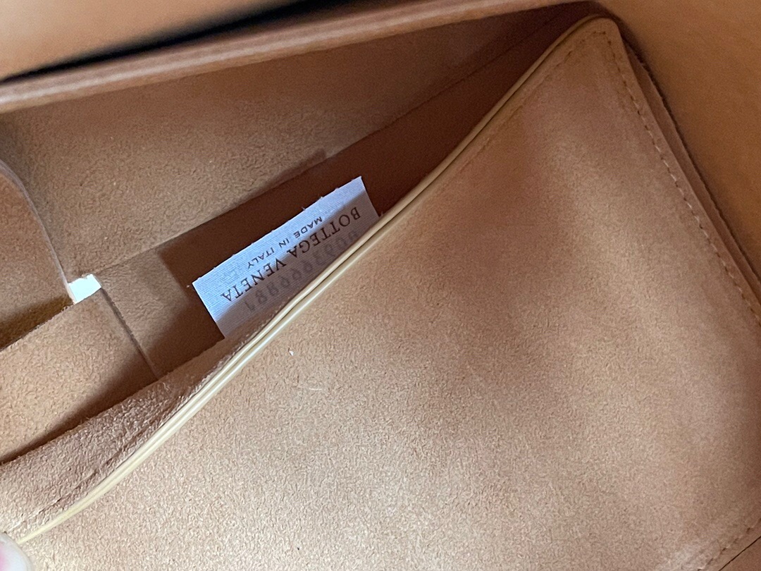 bo*te*ga Ve*ne*ta bv medium arco tote bag