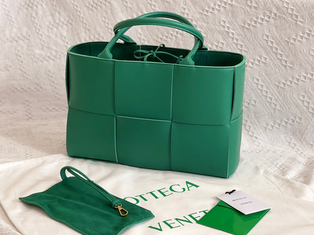 bo*te*ga Ve*ne*ta bv medium arco tote bag