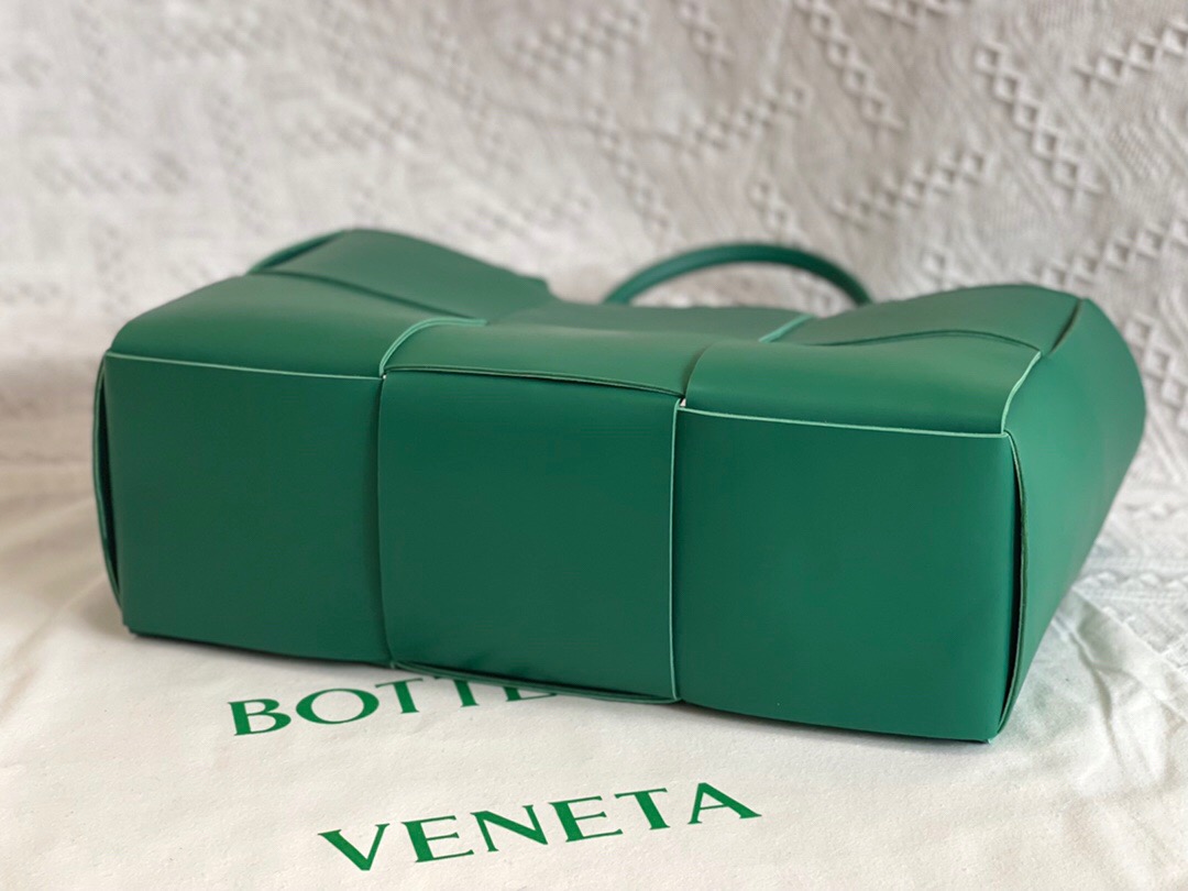 bo*te*ga Ve*ne*ta bv medium arco tote bag