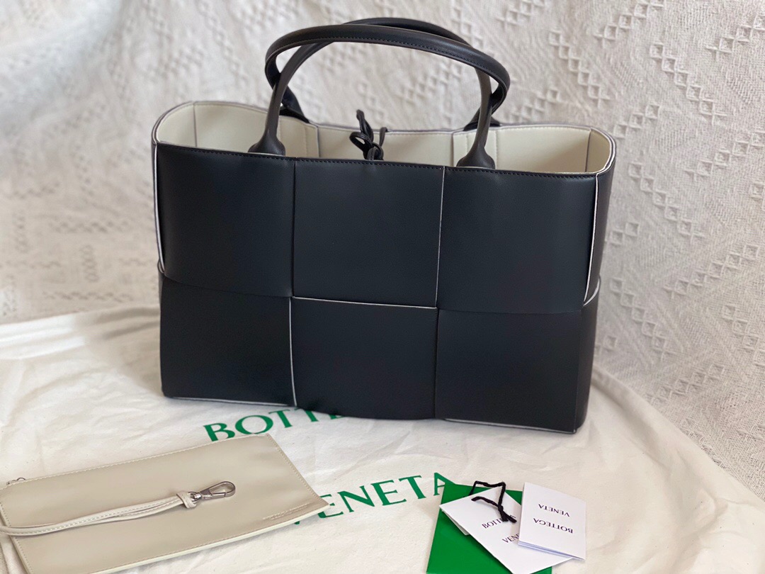 bo*te*ga Ve*ne*ta bv medium arco tote bag