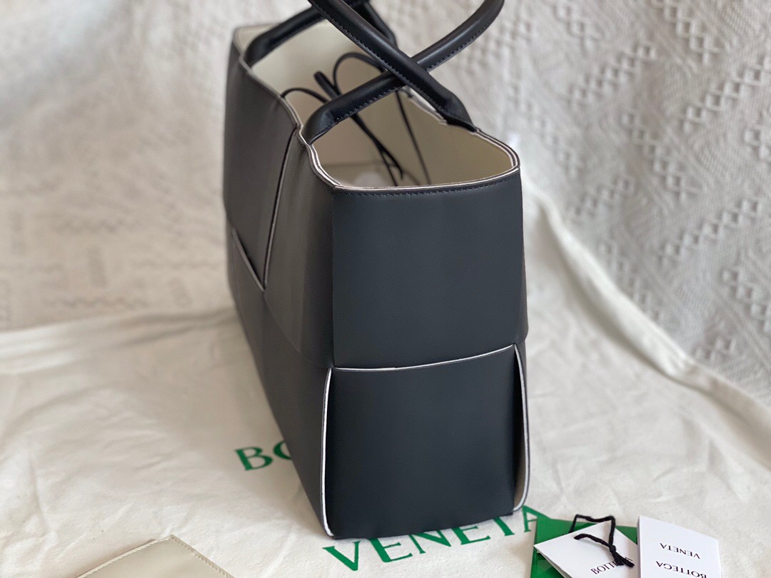 bo*te*ga Ve*ne*ta bv medium arco tote bag