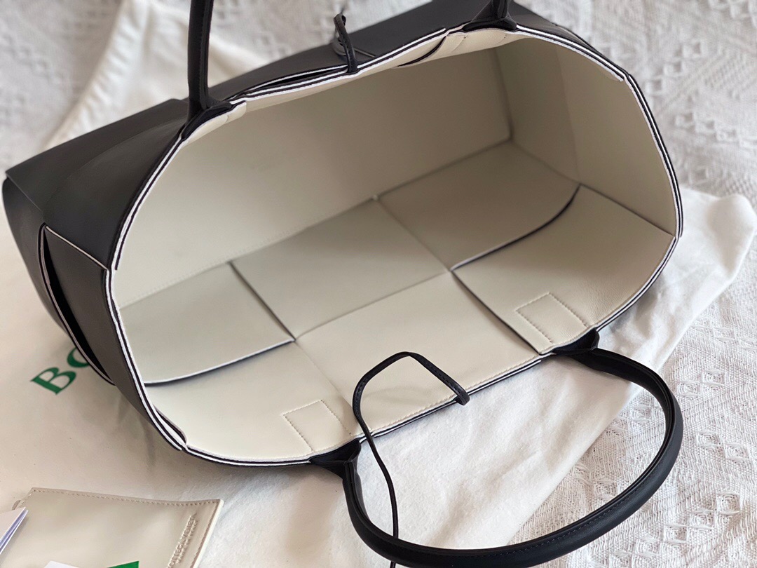 bo*te*ga Ve*ne*ta bv medium arco tote bag