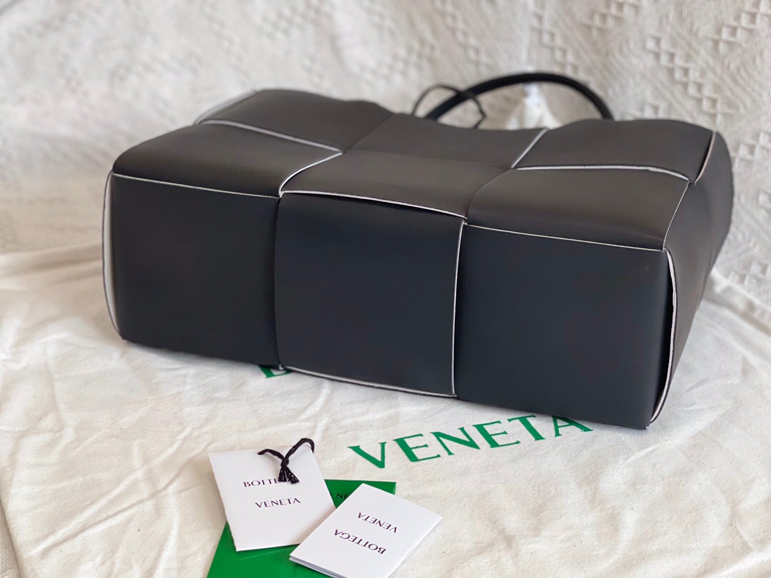 bo*te*ga Ve*ne*ta bv medium arco tote bag