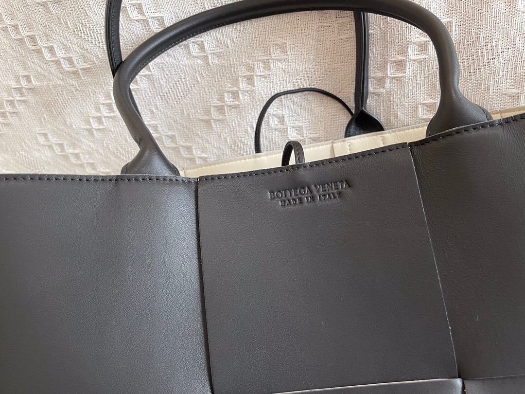 bo*te*ga Ve*ne*ta bv medium arco tote bag