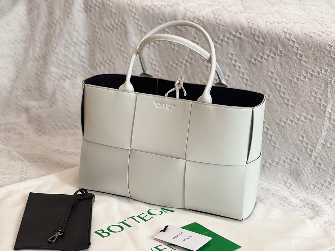 bo*te*ga Ve*ne*ta bv medium arco tote bag