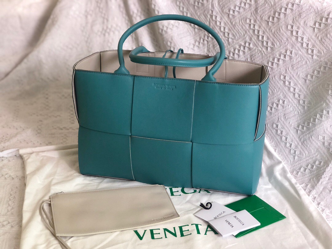 bo*te*ga Ve*ne*ta bv medium arco tote bag