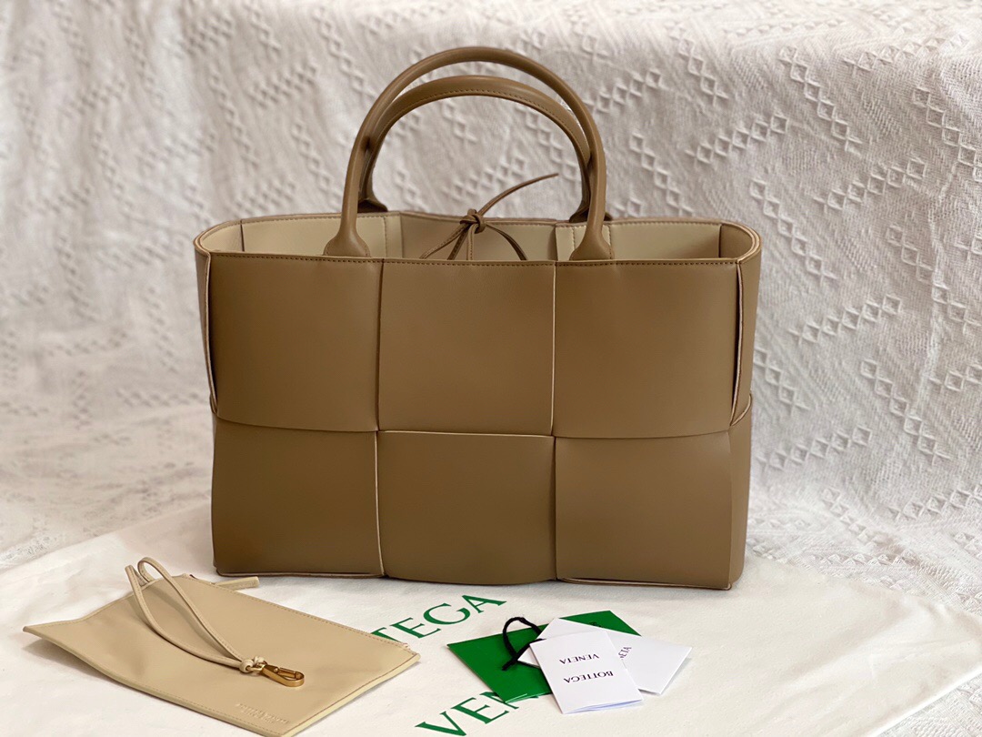 bo*te*ga Ve*ne*ta bv medium arco tote bag