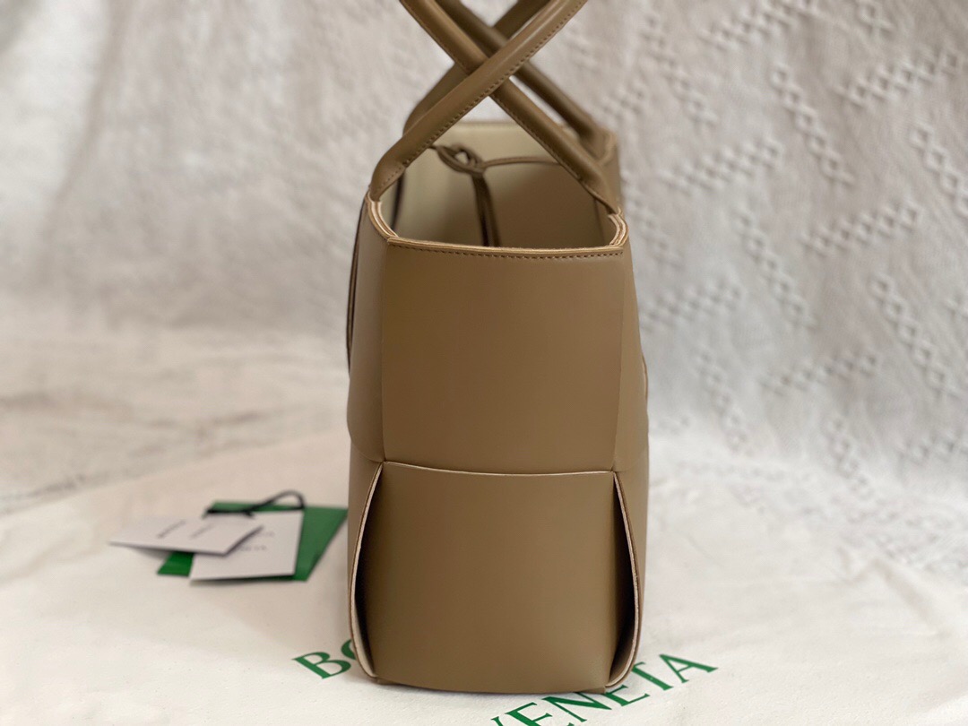 bo*te*ga Ve*ne*ta bv medium arco tote bag