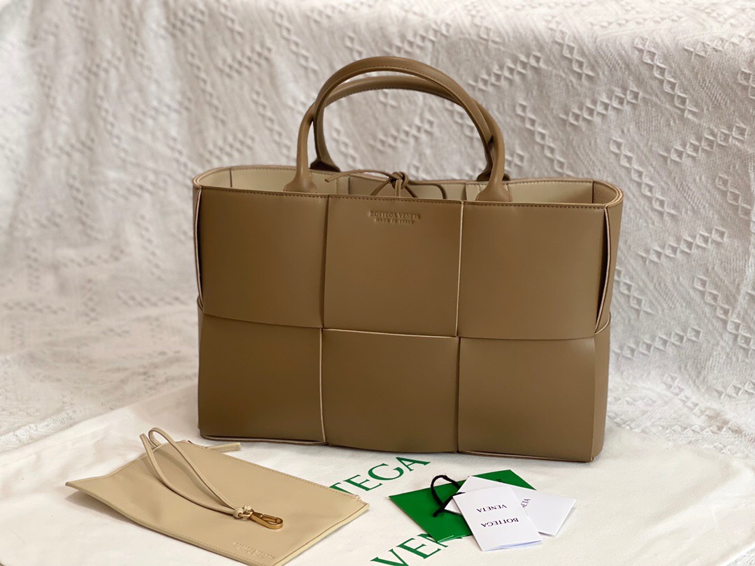 bo*te*ga Ve*ne*ta bv medium arco tote bag