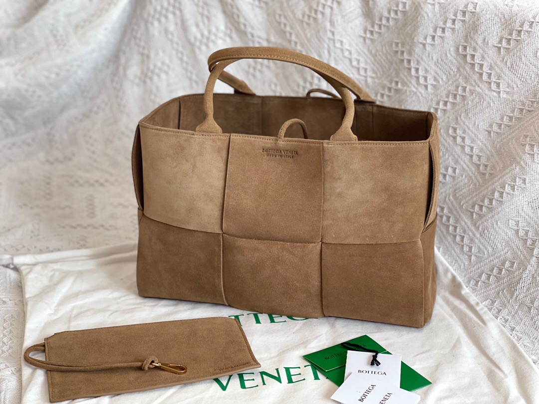 bo*te*ga Ve*ne*ta bv medium arco tote bag