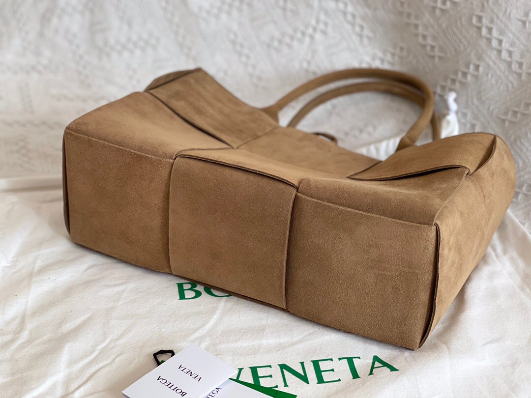 bo*te*ga Ve*ne*ta bv medium arco tote bag