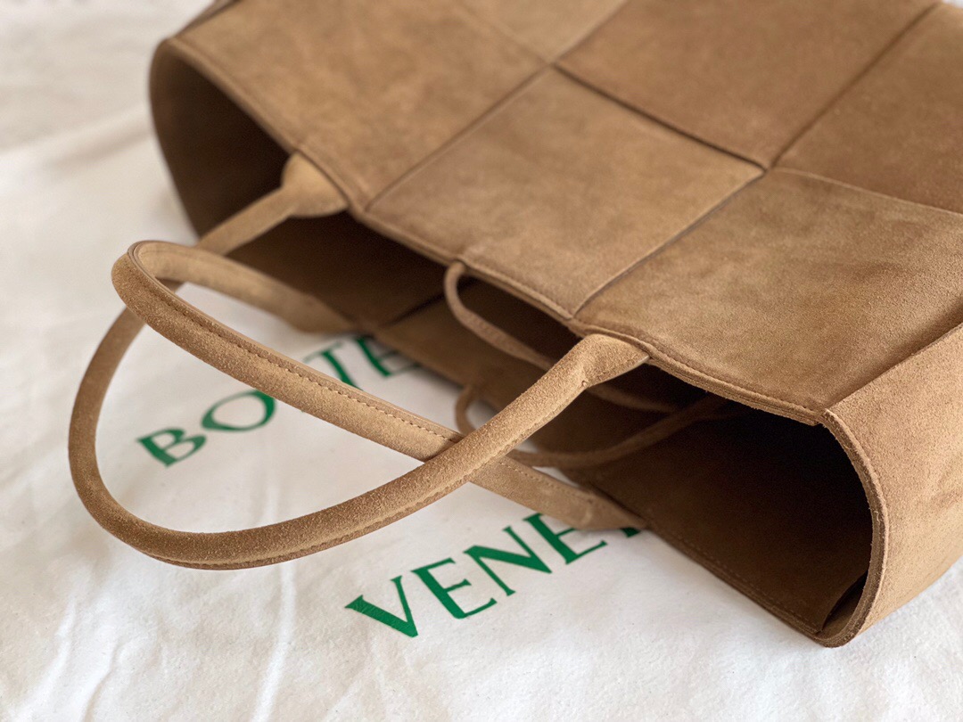 bo*te*ga Ve*ne*ta bv medium arco tote bag
