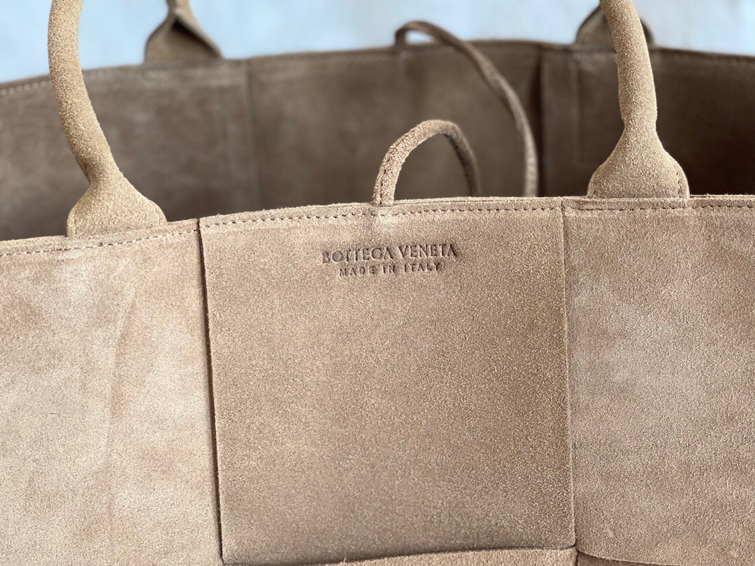 bo*te*ga Ve*ne*ta bv medium arco tote bag