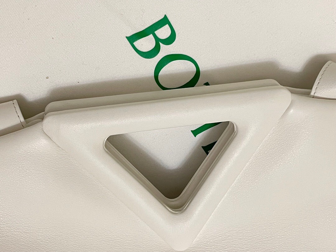 bo*te*ga Ve*ne*ta the triangle