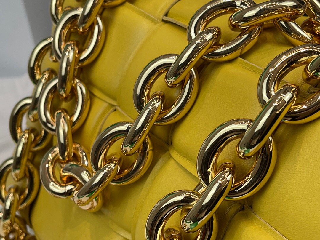 bo*te*ga Ve*ne*ta the chain cassette