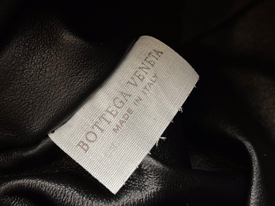bo*te*ga Ve*ne*ta pouch