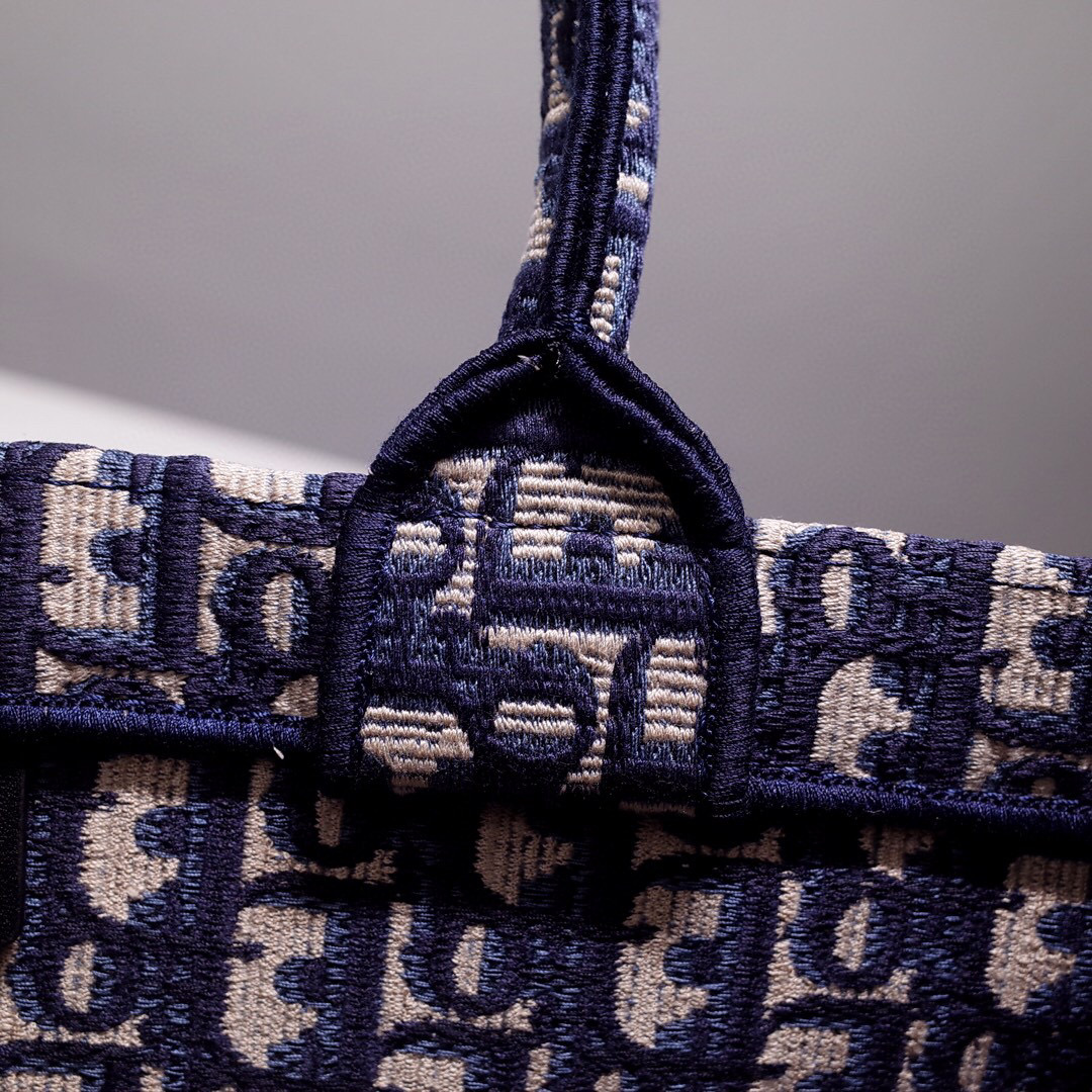 D*or book tote