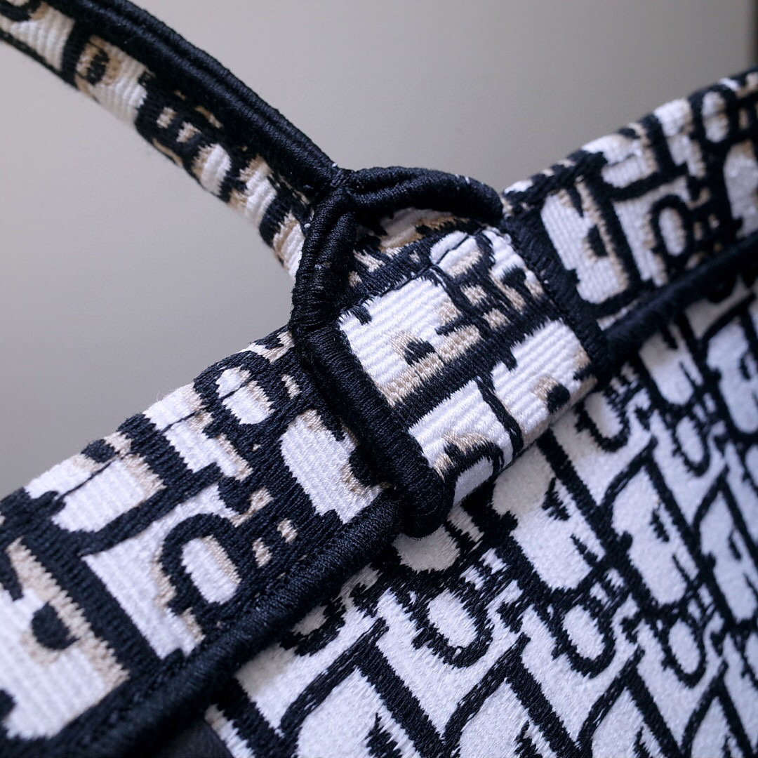 D*or book tote